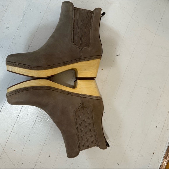 Frye and Co.Taupe Suede Clog Booties. - Picture 5 of 8